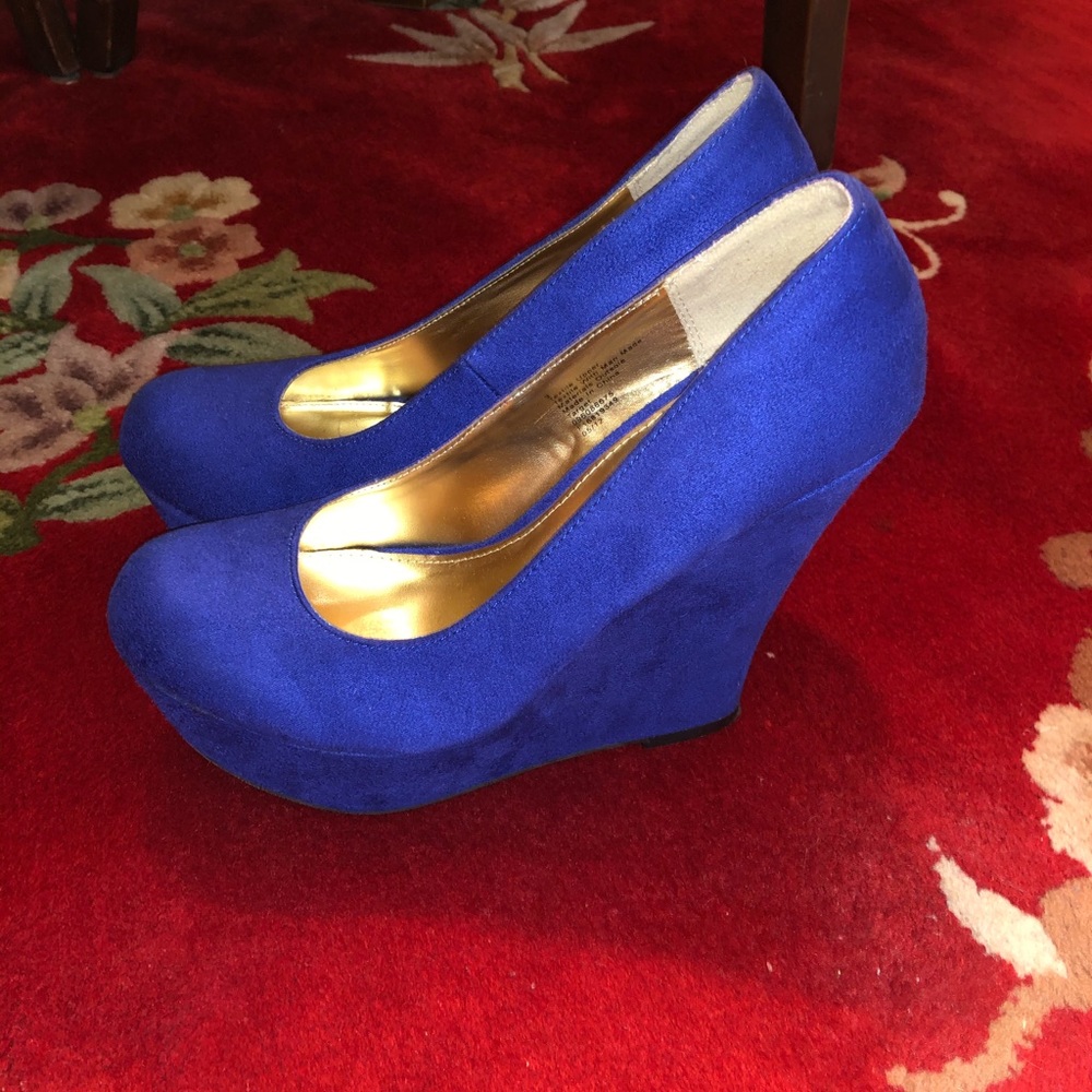 Electric ⚡️ Blue faux suede wedge heels